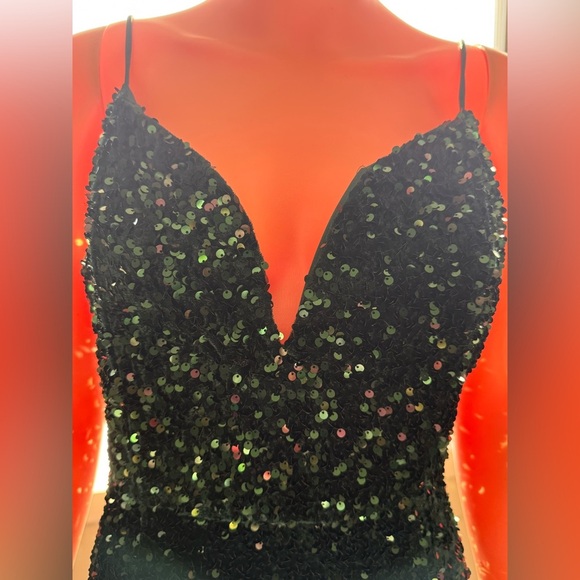 Elegant Green Evening Gown - Picture 2 of 5